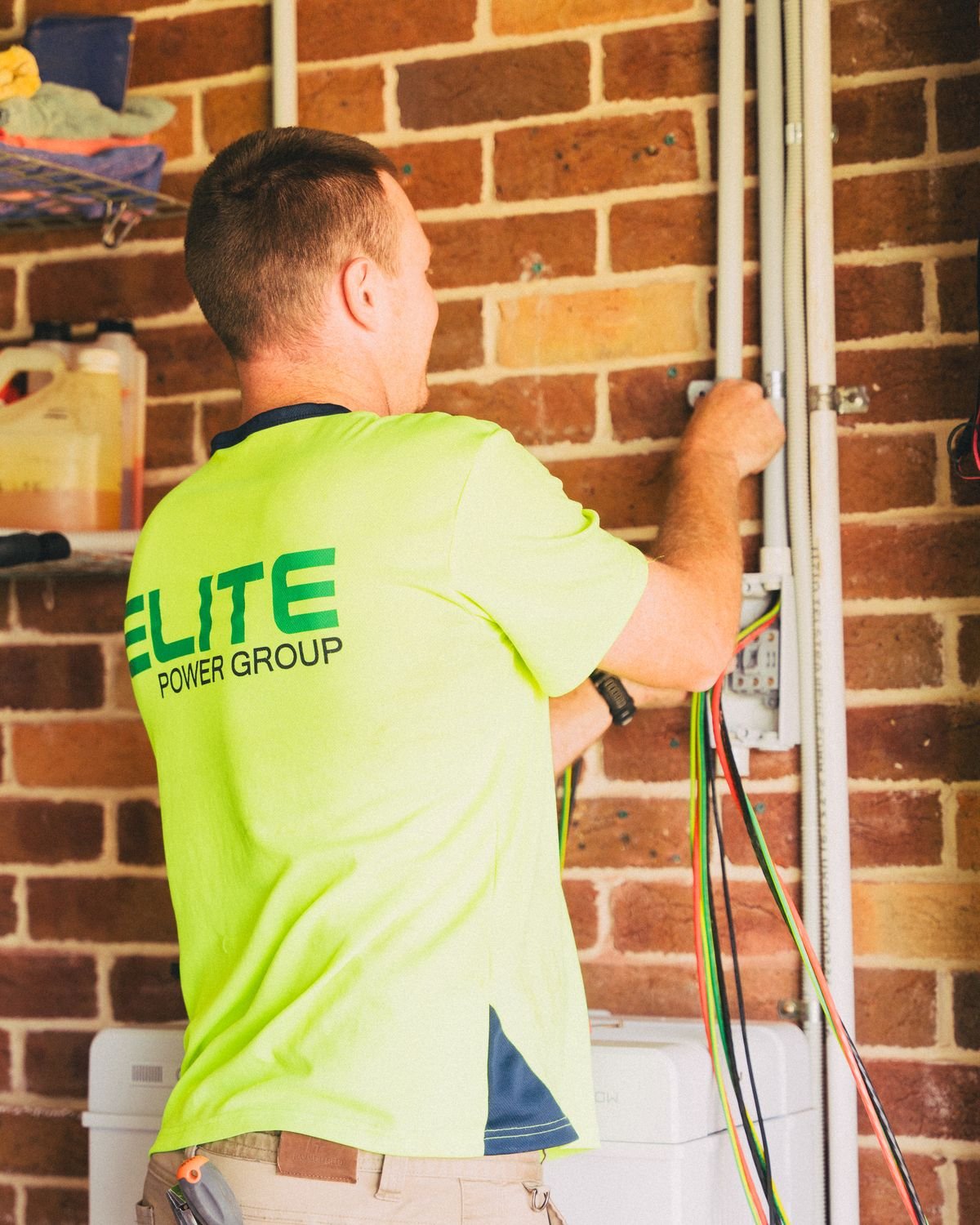 Eletricista instalando cabos e materiais em uma obra