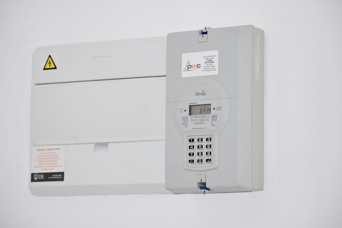 Medidor de energia elétrica instalado na parede