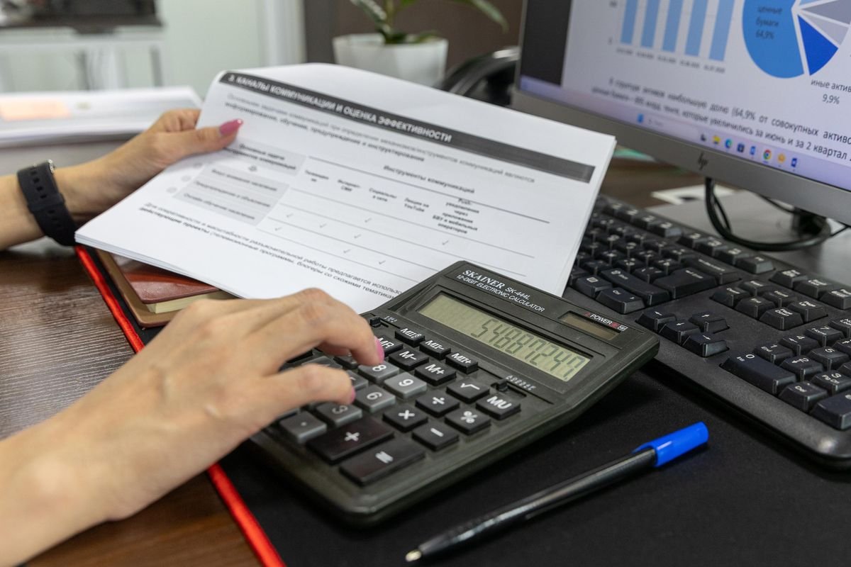 Planilha e calculadora usadas para organizar um orçamento profissional