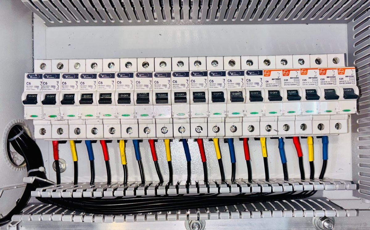 Quadro elétrico residencial com cabos identificados