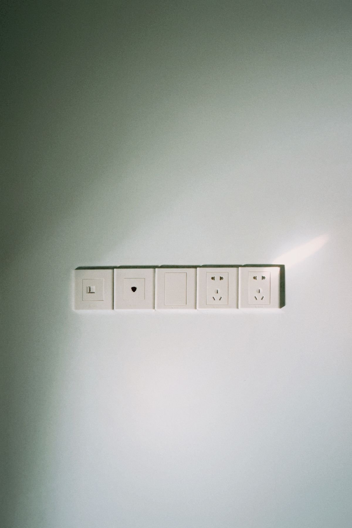 Conjunto de tomadas elétricas instalado em parede